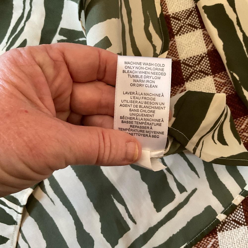 Banana Republic Heritage shirt. Olive and Cream Patterned. Front pockets. Size M - Picture 11 of 12